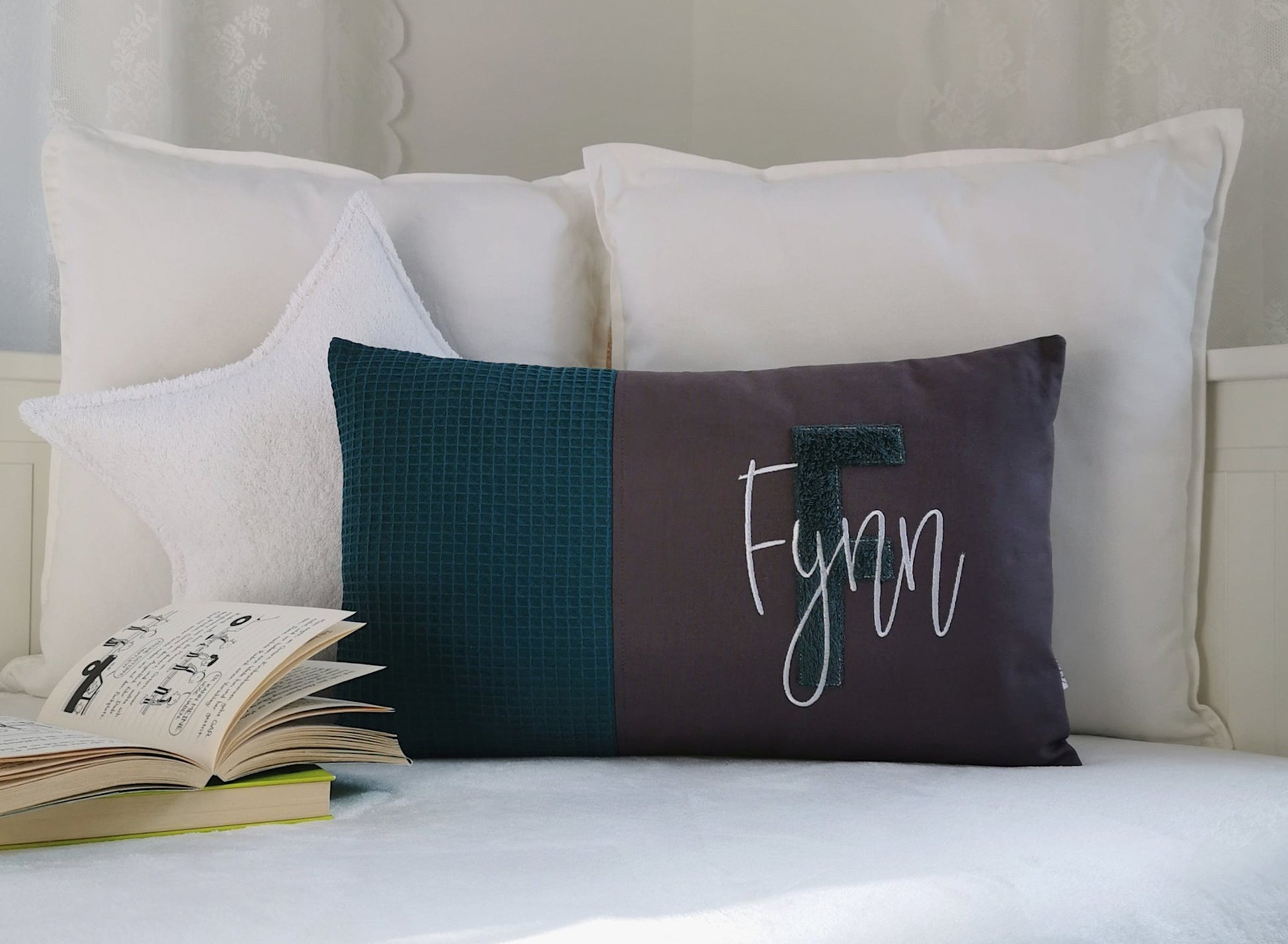 Personalisiertes Kinder Kissen in vielen Größen und deinen Lieblingsfarben. Kissen mit Wunschnamen, großen und kuscheligen Buchstaben bestickt für Mädchen oder Junge. Handgemachte Kuschelkissen von Elari Handmade Design