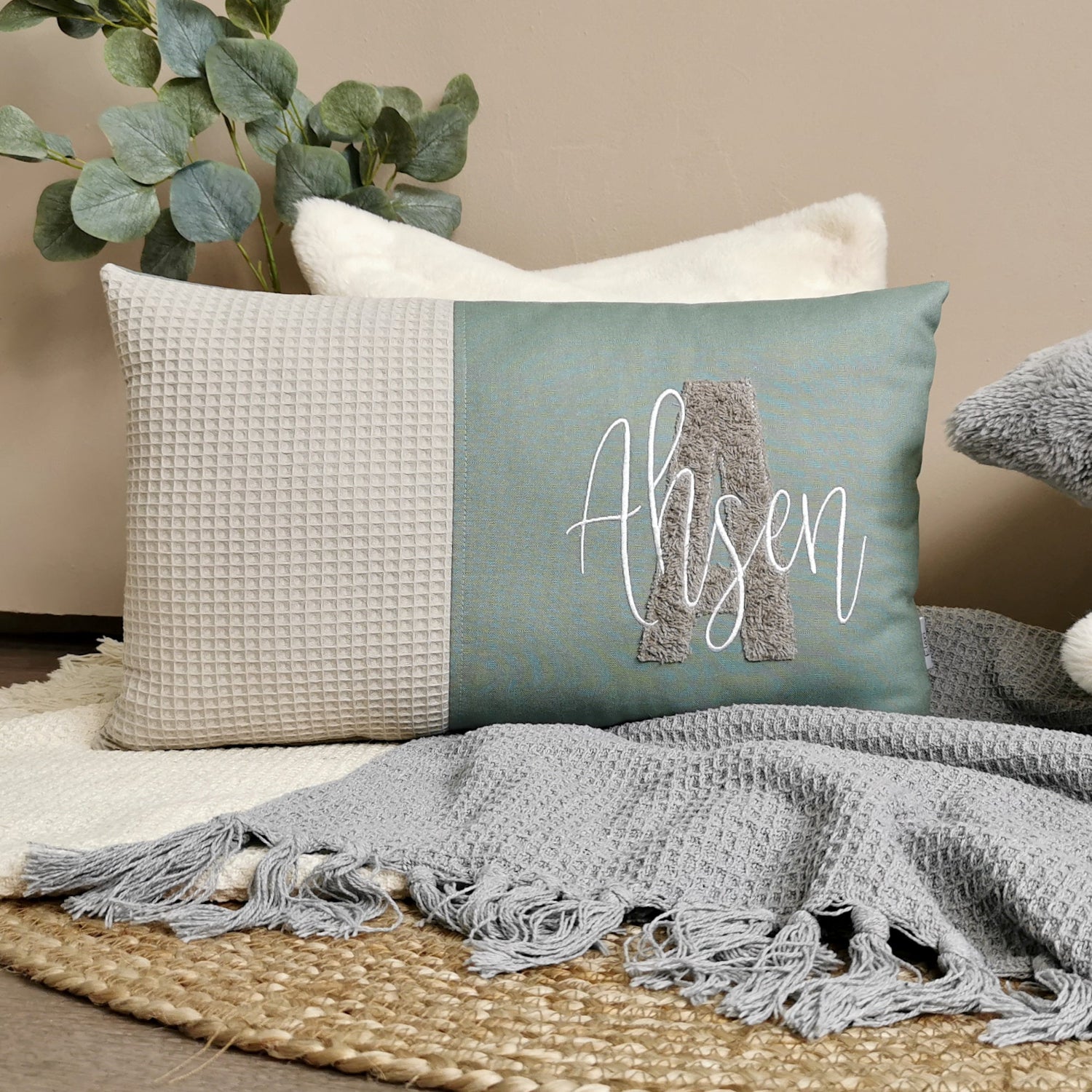 Personalisiertes Kinder Kissen in vielen Größen und deinen Lieblingsfarben. Kissen mit Wunschnamen, großen und kuscheligen Buchstaben bestickt für Mädchen oder Junge. Handgemachte Kuschelkissen von Elari Handmade Design