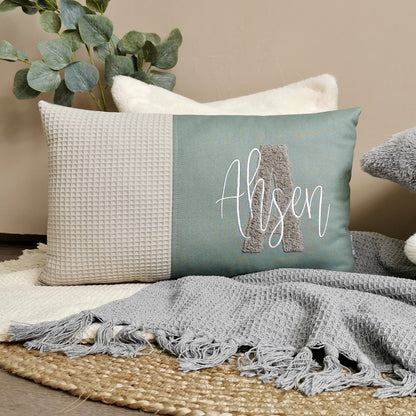 Personalisiertes Kinder Kissen in vielen Größen und deinen Lieblingsfarben. Kissen mit Wunschnamen, großen und kuscheligen Buchstaben bestickt für Mädchen oder Junge. Handgemachte Kuschelkissen von Elari Handmade Design