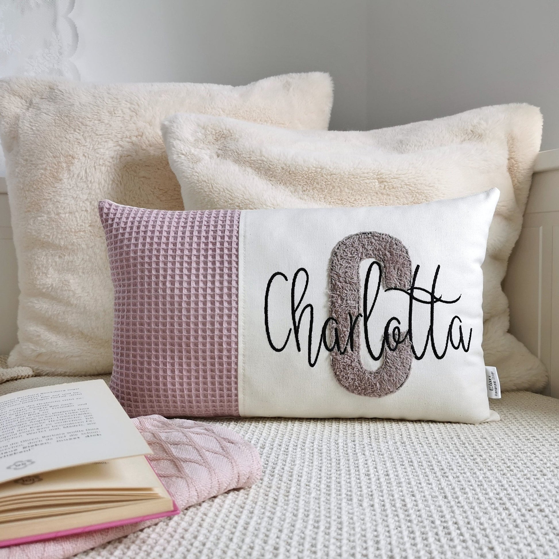 Personalisiertes Kinder Kissen in vielen Größen und deinen Lieblingsfarben. Kissen mit Wunschnamen, großen und kuscheligen Buchstaben bestickt für Mädchen oder Junge. Handgemachte Kuschelkissen von Elari Handmade Design