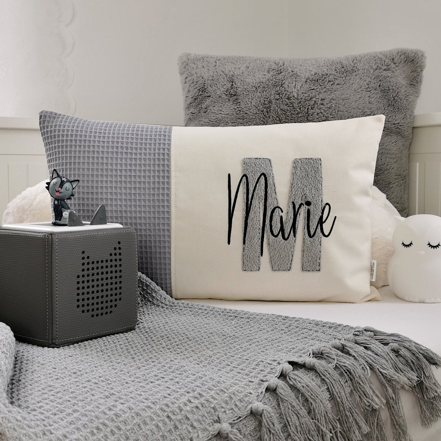 Personalisiertes Kinder Kissen in vielen Größen und deinen Lieblingsfarben. Kissen mit Wunschnamen, großen und kuscheligen Buchstaben bestickt für Mädchen oder Junge. Handgemachte Kuschelkissen von Elari Handmade Design