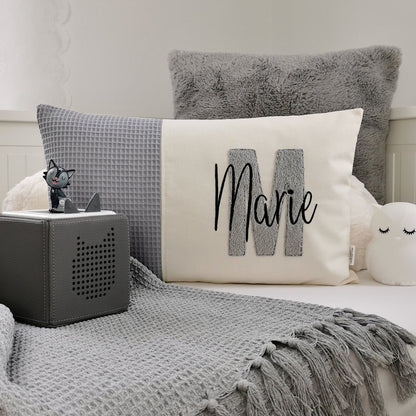 Personalisiertes Kinder Kissen in vielen Größen und deinen Lieblingsfarben. Kissen mit Wunschnamen, großen und kuscheligen Buchstaben bestickt für Mädchen oder Junge. Handgemachte Kuschelkissen von Elari Handmade Design