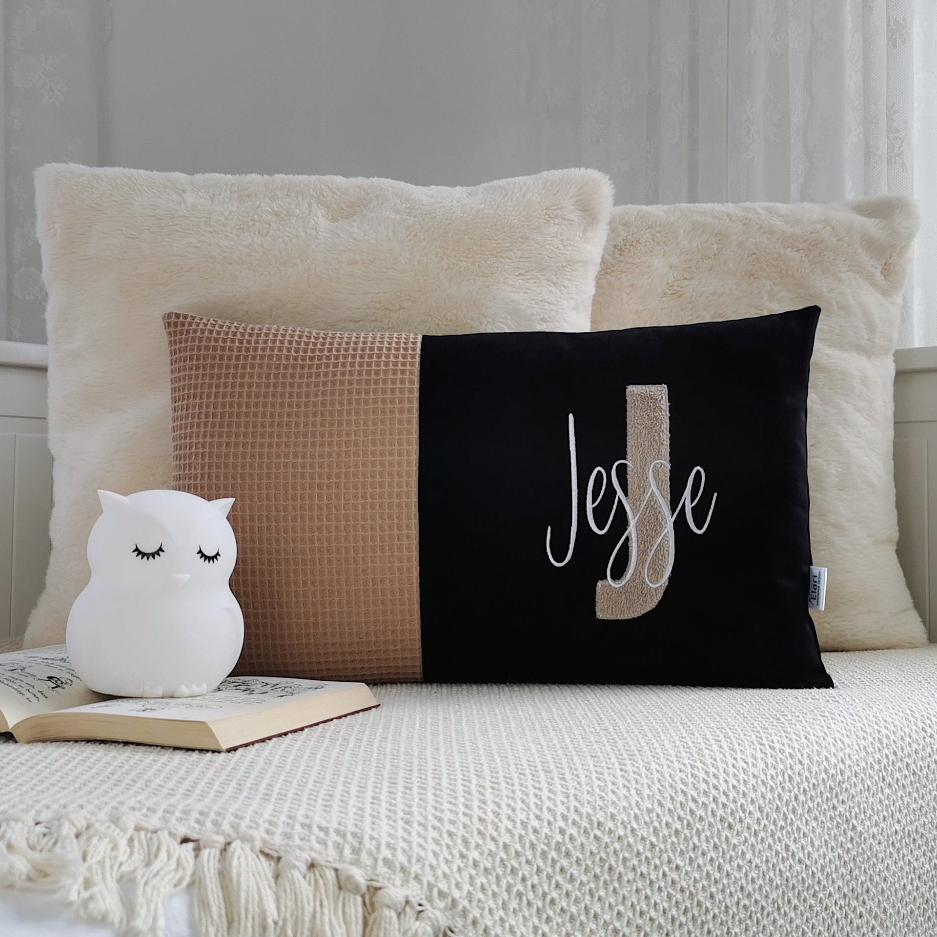 Personalisiertes Kinder Kissen in vielen Größen und deinen Lieblingsfarben. Kissen mit Wunschnamen, großen und kuscheligen Buchstaben bestickt für Mädchen oder Junge. Handgemachte Kuschelkissen von Elari Handmade Design