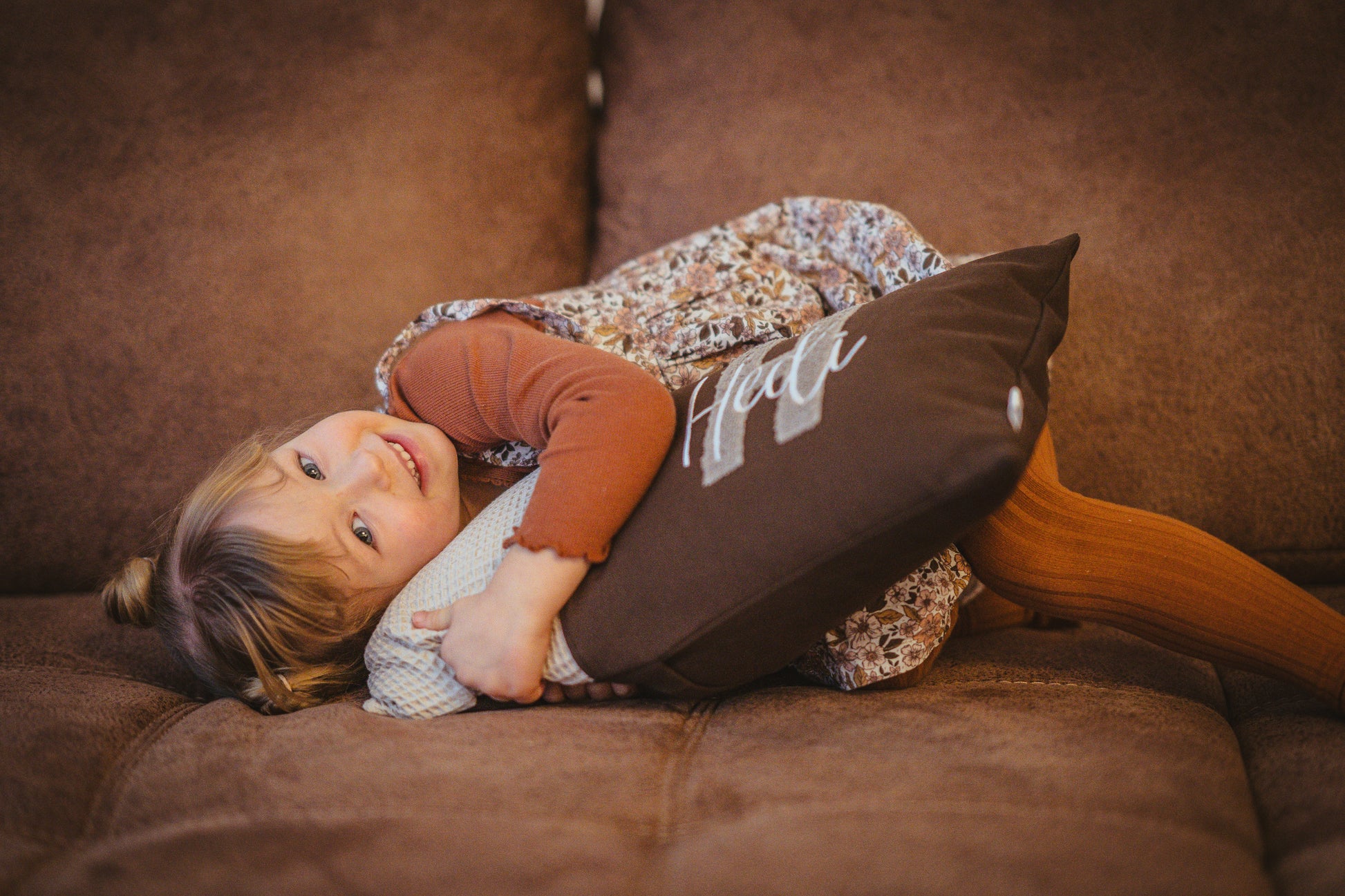 Personalisiertes Kinder Kissen in vielen Größen und deinen Lieblingsfarben. Kissen mit Wunschnamen, großen und kuscheligen Buchstaben bestickt für Mädchen. Handgemachte Kuschelkissen von Elari Handmade Design
