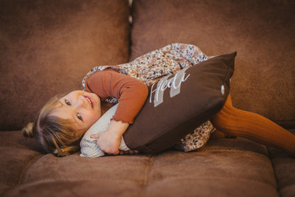 Personalisiertes Kinder Kissen in vielen Größen und deinen Lieblingsfarben. Kissen mit Wunschnamen, großen und kuscheligen Buchstaben bestickt für Mädchen. Handgemachte Kuschelkissen von Elari Handmade Design