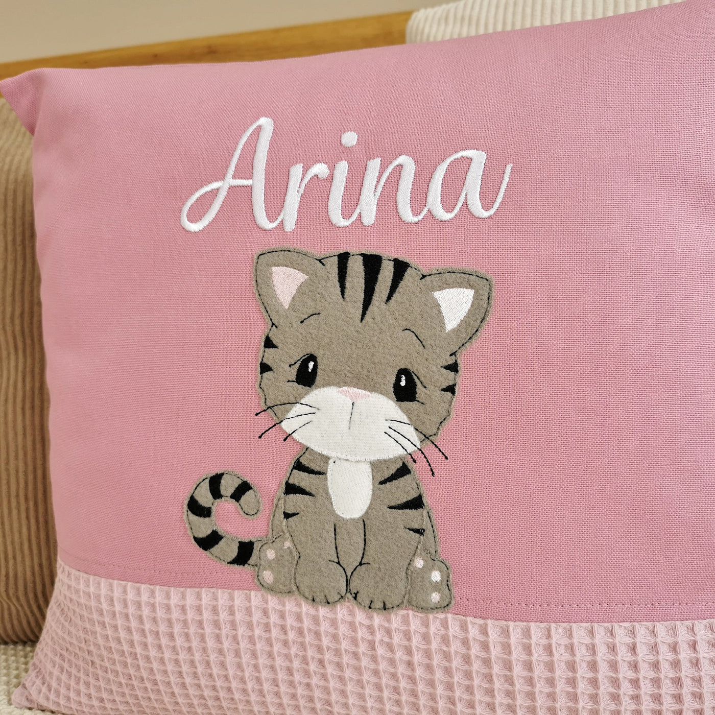 Personalisiertes Kinderkissen in deinen Lieblingsfarben. Namenskissen für Mädchen mit einer süßen Katze bestickt. Handgemachte Kuschelkissen mit Namen von Elari Handmade Design