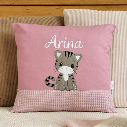 Personalisiertes Kinderkissen in deinen Lieblingsfarben. Namenskissen für Mädchen mit einer süßen Katze bestickt. Handgemachte Kuschelkissen mit Namen von Elari Handmade Design