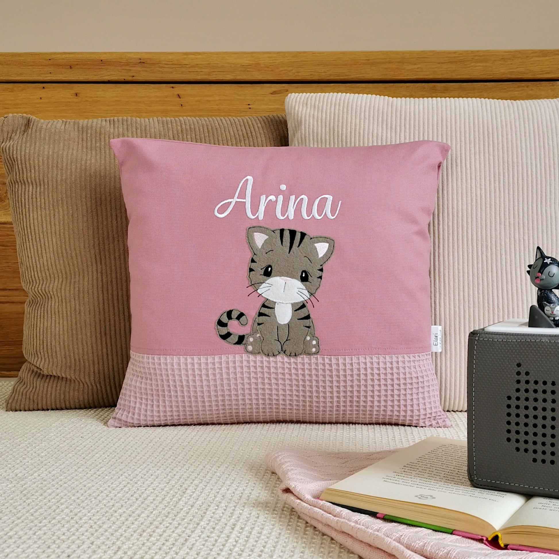 Personalisiertes Kinderkissen in deinen Lieblingsfarben. Namenskissen für Mädchen mit einer süßen Katze bestickt. Handgemachte Kuschelkissen mit Namen von Elari Handmade Design