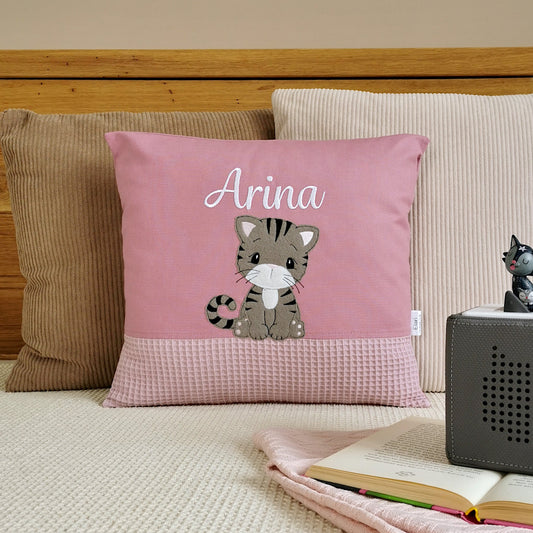 Personalisiertes Kinderkissen in deinen Lieblingsfarben. Namenskissen für Mädchen mit einer süßen Katze bestickt. Handgemachte Kuschelkissen mit Namen von Elari Handmade Design