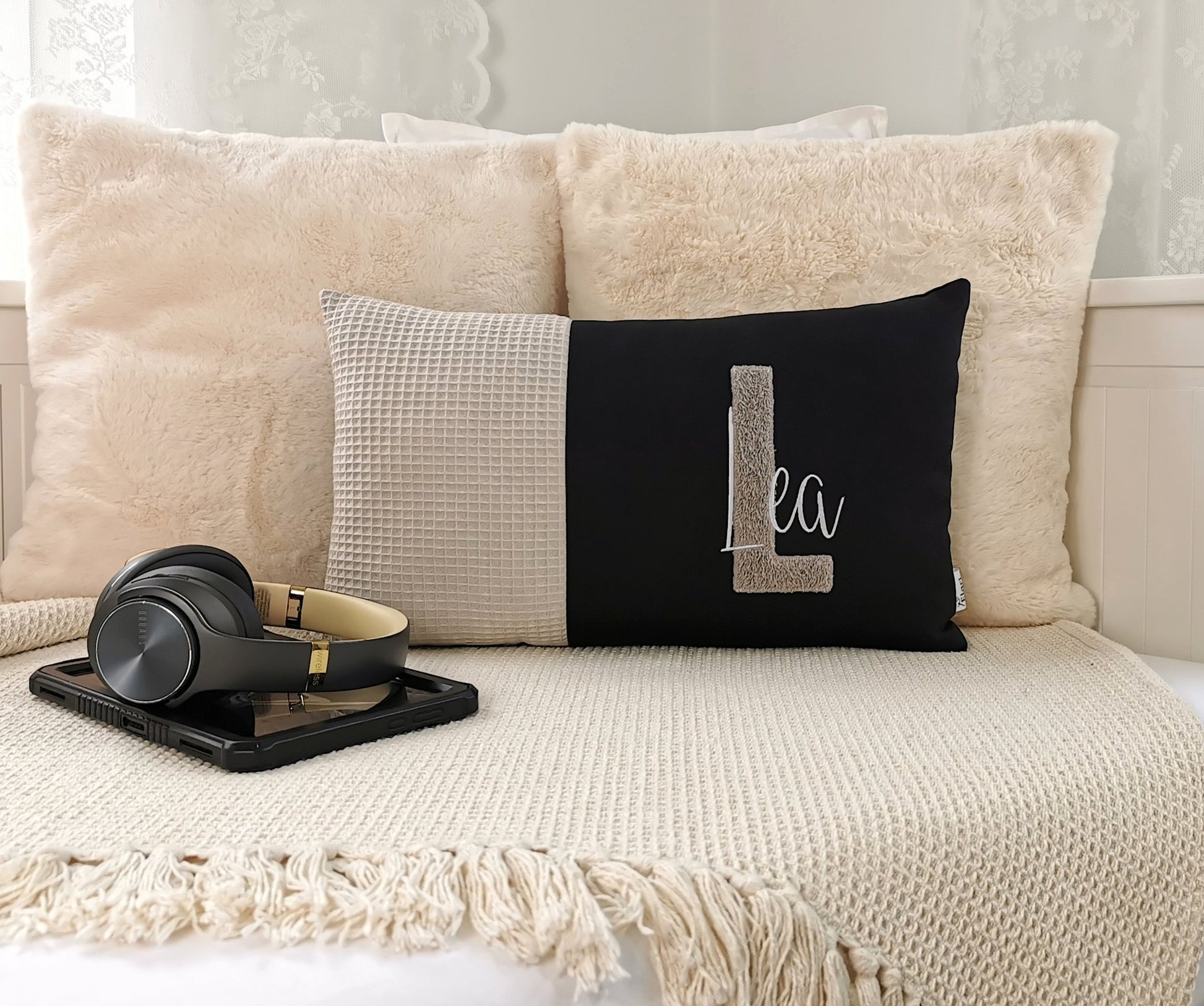 Personalisiertes Kinder Kissen in vielen Größen und deinen Lieblingsfarben. Kissen mit Wunschnamen, großen und kuscheligen Buchstaben bestickt für Mädchen oder Junge. Handgemachte Kuschelkissen von Elari Handmade Design