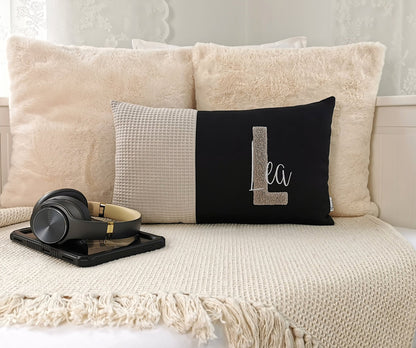 Personalisiertes Kinder Kissen in vielen Größen und deinen Lieblingsfarben. Kissen mit Wunschnamen, großen und kuscheligen Buchstaben bestickt für Mädchen oder Junge. Handgemachte Kuschelkissen von Elari Handmade Design