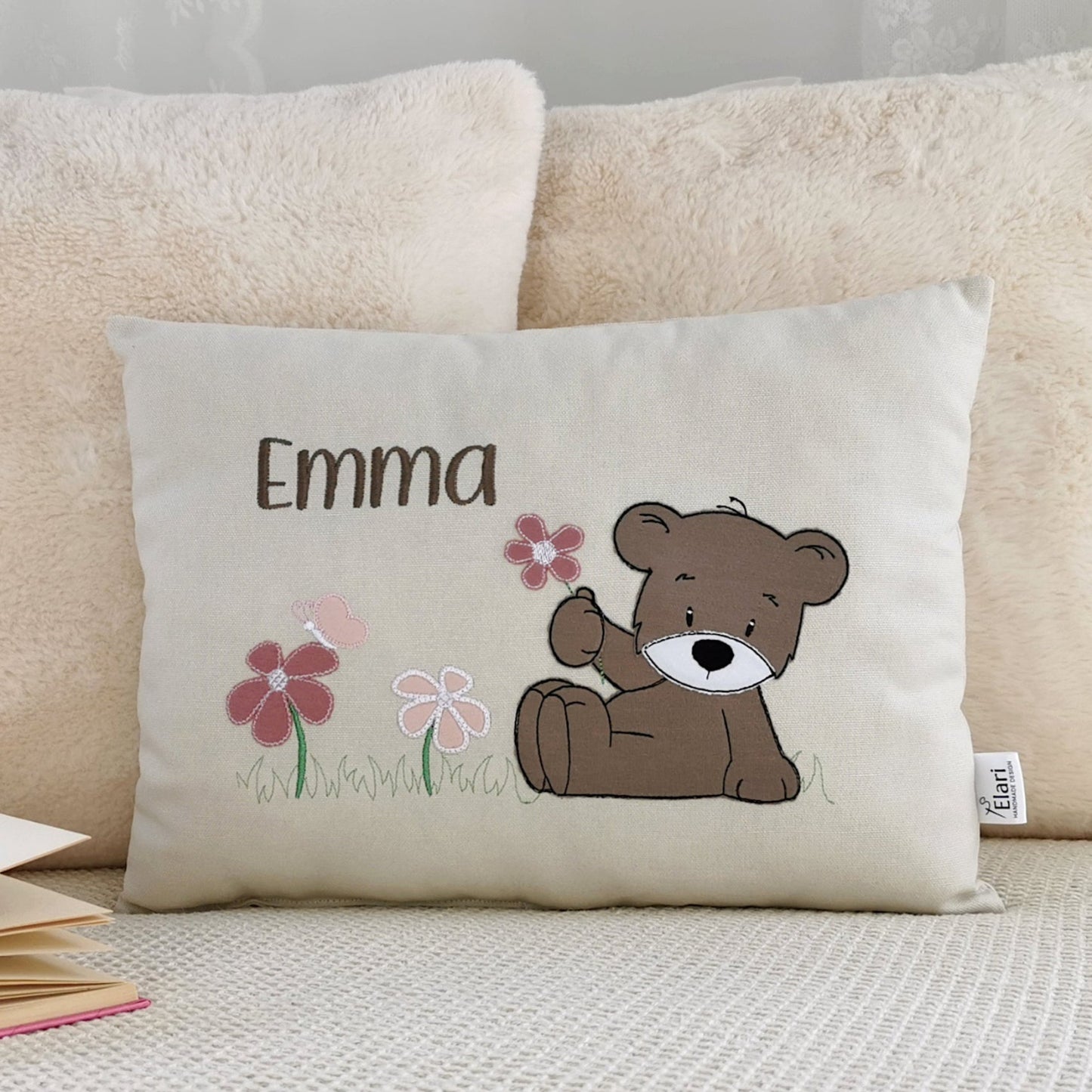 Personalisiertes Kinderkissen in deinen Lieblingsfarben. Namenskissen für Mädchen mit Bär und Blumen bestickt. Handgemachte Kuschelkissen mit Namen von Elari Handmade Design