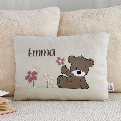 Personalisiertes Kinderkissen in deinen Lieblingsfarben. Namenskissen für Mädchen mit Bär und Blumen bestickt. Handgemachte Kuschelkissen mit Namen von Elari Handmade Design