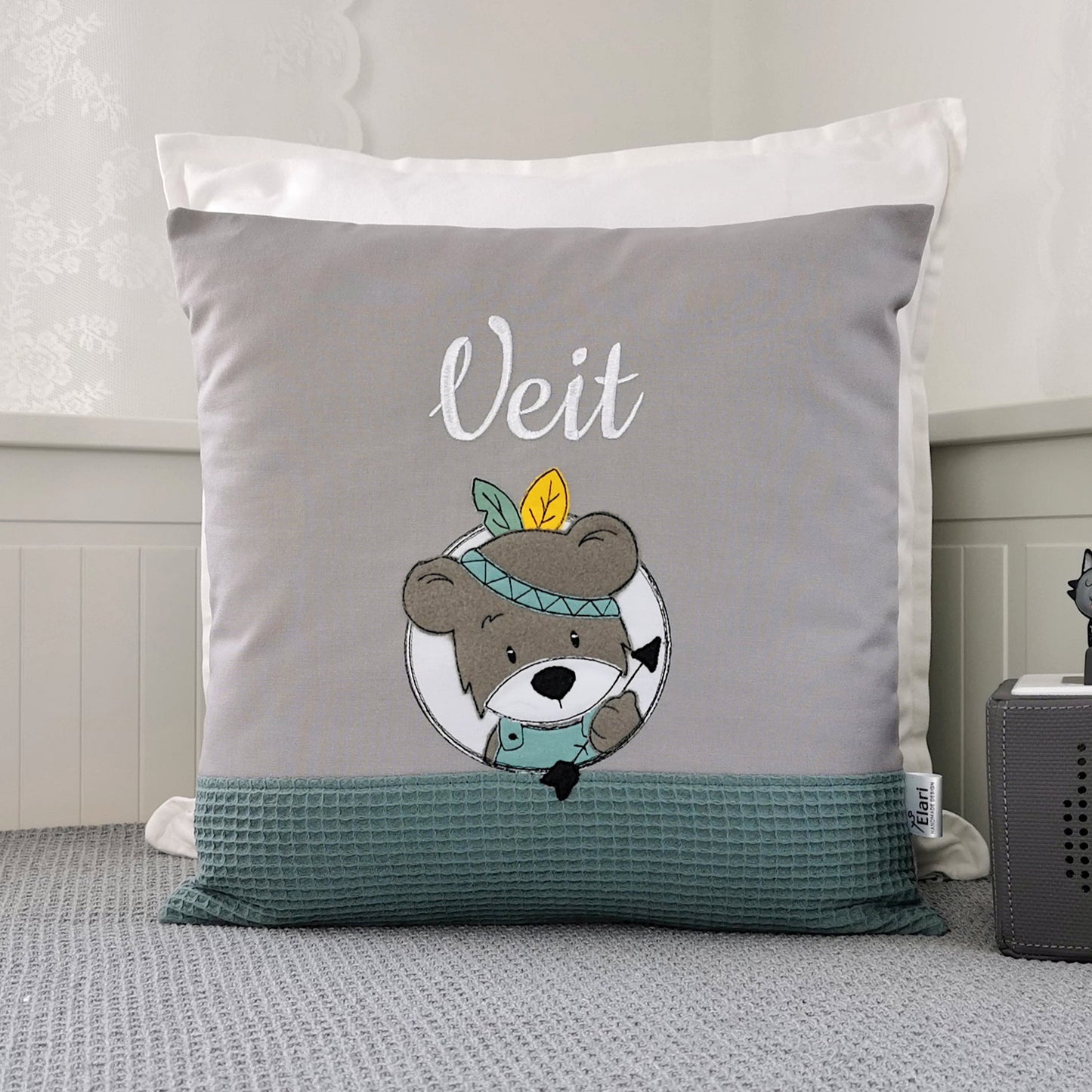 Personalisiertes Kinderkissen in deinen Lieblingsfarben. Kuschelkissen für Junge mit runden Bär Motiv bestickt. Handgemachte Namenskissen mit Namen von Elari Handmade Design