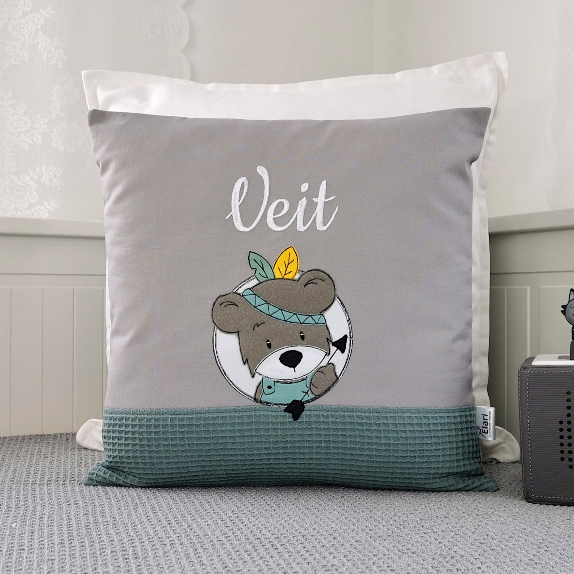 Personalisiertes Kinderkissen in deinen Lieblingsfarben. Kuschelkissen für Junge mit runden Bär Motiv bestickt. Handgemachte Namenskissen mit Namen von Elari Handmade Design