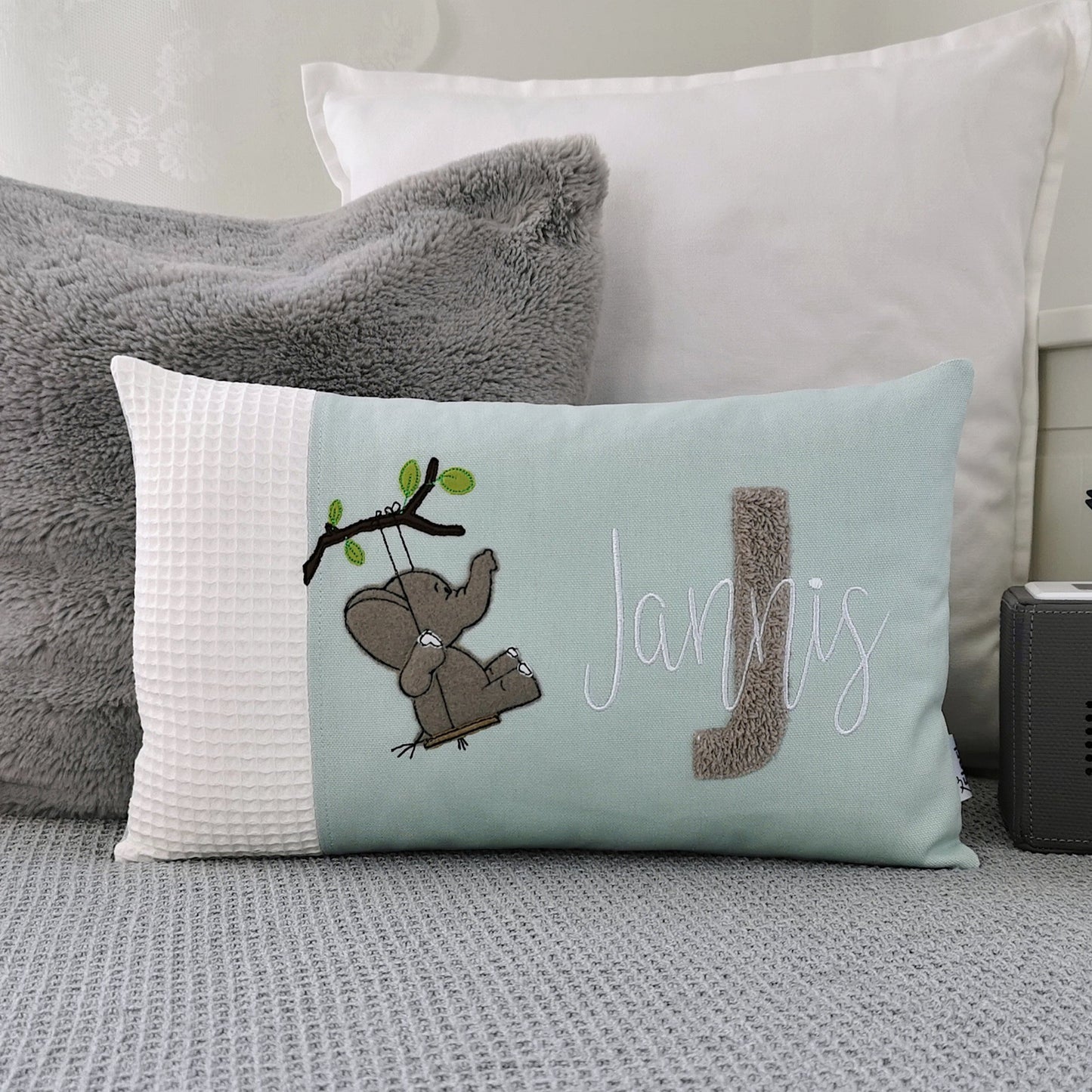 Personalisiertes Kinderkissen in deinen Lieblingsfarben gestalten. Namenskissen für Junge mit Elefant bestickt. Handgemachte Kuschelkissen mit Namen von Elari Handmade Design