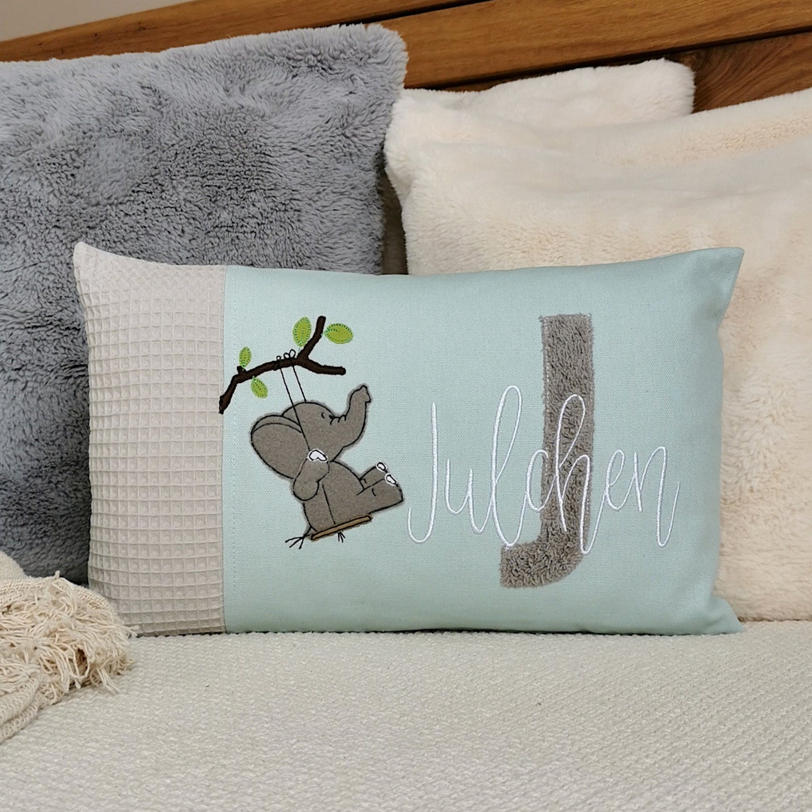 Personalisiertes Kinderkissen in deinen Lieblingsfarben. Namenskissen für Junge mit Elefant bestickt. Handgemachte Kuschelkissen mit Namen von ElariHandmadeDesign