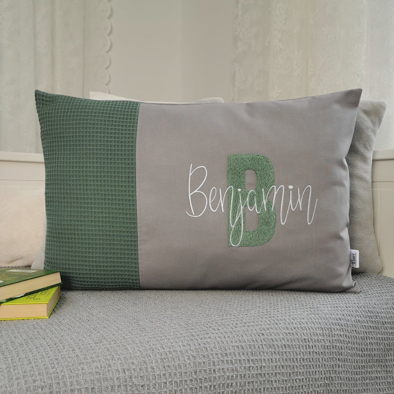 Handgefertigtes personalisiertes Kinderkissen in vielen Größen und deinen Lieblingsfarben. Kissen mit Wunschnamen, großen und kuscheligen Buchstaben auf Frotteestoff bestickt für Mädchen oder Junge. Handgemachte Namenskissen von Elari Handmade Design