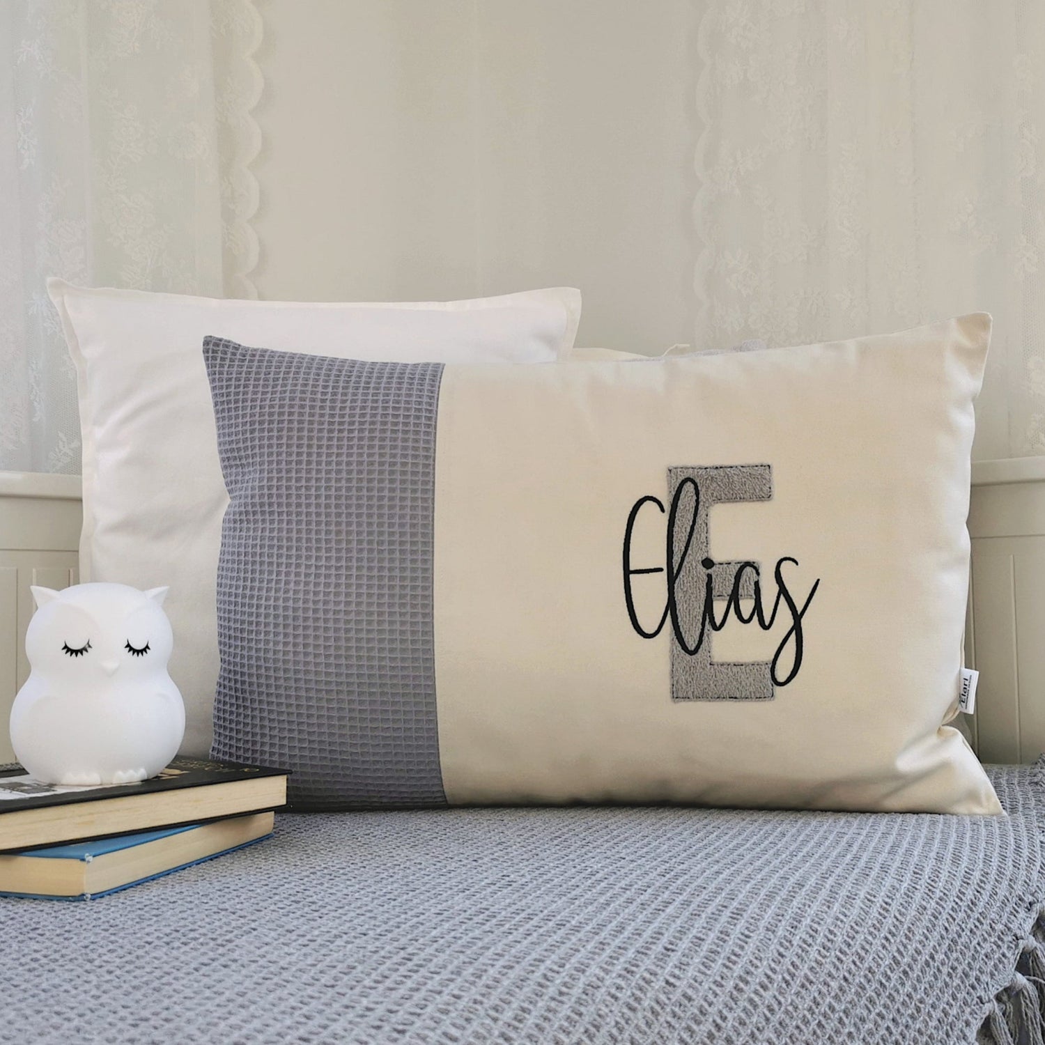 Handgefertigtes personalisiertes Kinderkissen in vielen Größen und deinen Lieblingsfarben. Kissen mit Wunschnamen, großen und kuscheligen Buchstaben auf Frotteestoff bestickt für Mädchen oder Junge. Handgemachte Namenskissen von Elari Handmade Design