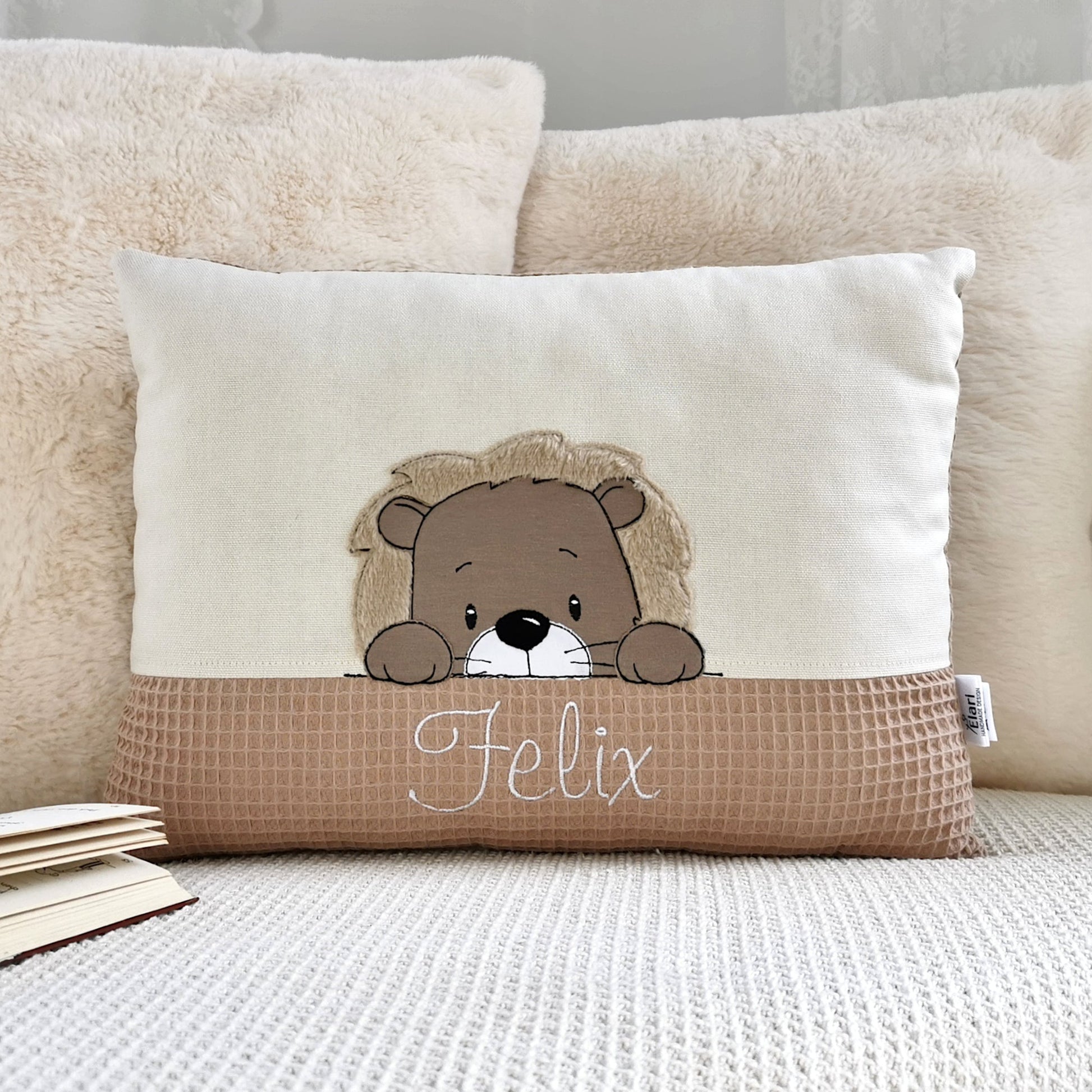 Namenskissen für Junge mit Namen und Löwe Motiv bestickt. Handgemachte Babykissen mit Namen von Elari Handmade Design