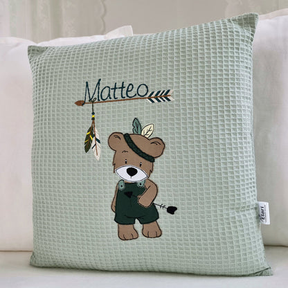 Personalisiertes Kinderkissen in deinen Lieblingsfarben. Namenskissen für Junge mit Boho Bär Motiv und einer Feder bestickt. Handgemachte Kuschelkissen mit Namen von Elari Handmade Design