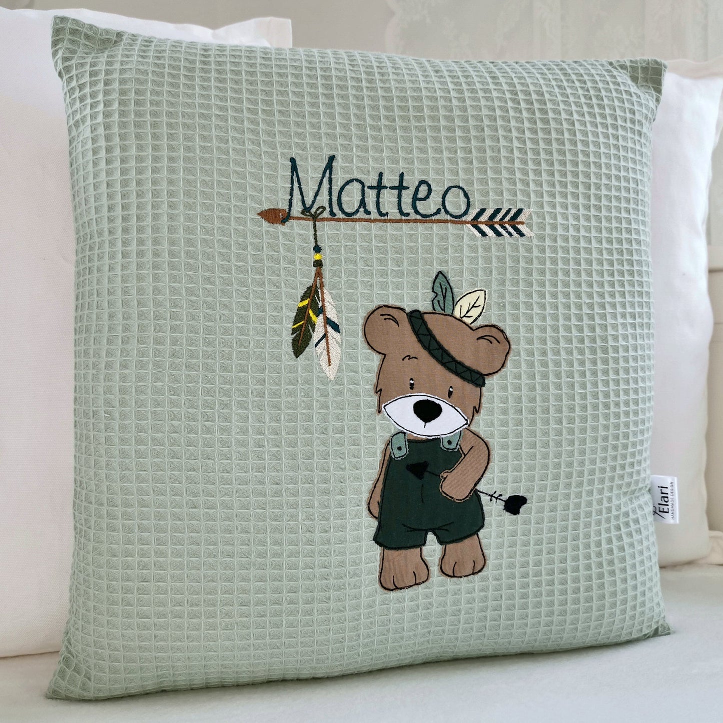 Personalisiertes Kinderkissen in deinen Lieblingsfarben. Kuschelkissen für Junge mit Namen, Boho Bär Motiv und einer Feder bestickt. Handgemachte Namenskissen von Elari Handmade Design