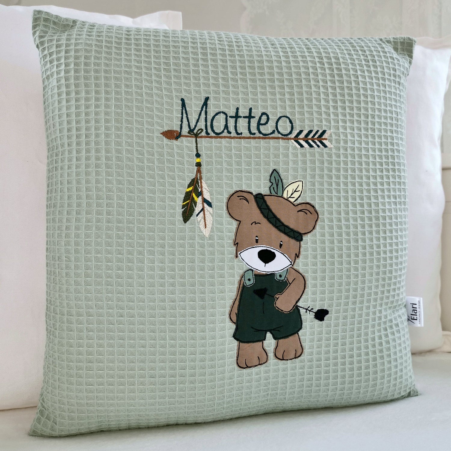 Personalisiertes Kinderkissen in deinen Lieblingsfarben. Kuschelkissen für Junge mit Namen, Boho Bär Motiv und einer Feder bestickt. Handgemachte Namenskissen von Elari Handmade Design