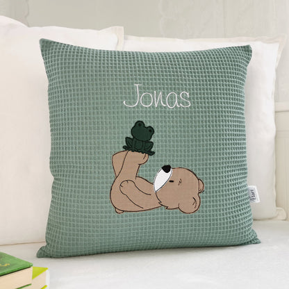 Namenskissen für Junge mit Namen und Bär und Frosch Motiv bestickt. Gestaltete in deinen Lieblingsfarben. Handgemachte Babykissen mit Namen von Elari Handmade Design