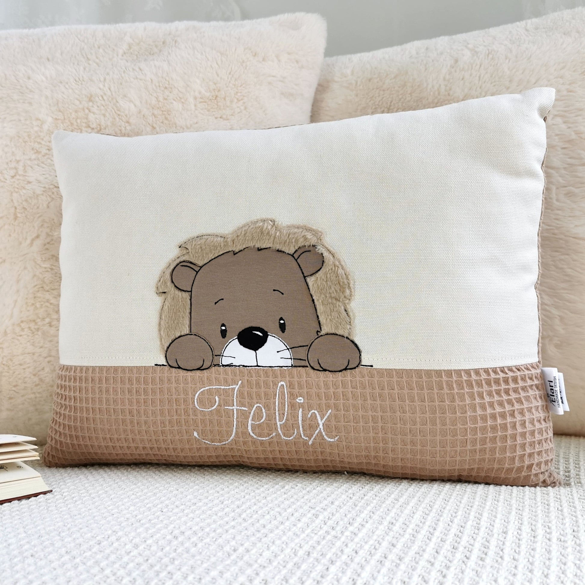 Namenskissen für Junge mit Namen und Löwe Motiv bestickt. Gestaltete in deinen Lieblingsfarben. Handgemachte Babykissen mit Namen von Elari Handmade Design