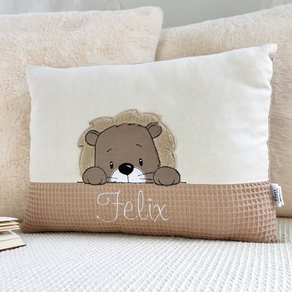 Namenskissen für Junge mit Namen und Löwe Motiv bestickt. Gestaltete in deinen Lieblingsfarben. Handgemachte Babykissen mit Namen von Elari Handmade Design