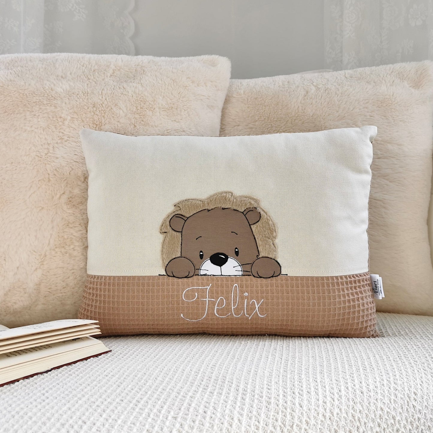 Namenskissen für Junge mit Namen und Löwe Motiv bestickt. Handgemachte Babykissen mit Namen von Elari Handmade Design