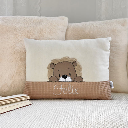 Namenskissen für Junge mit Namen und Löwe Motiv bestickt. Handgemachte Babykissen mit Namen von Elari Handmade Design