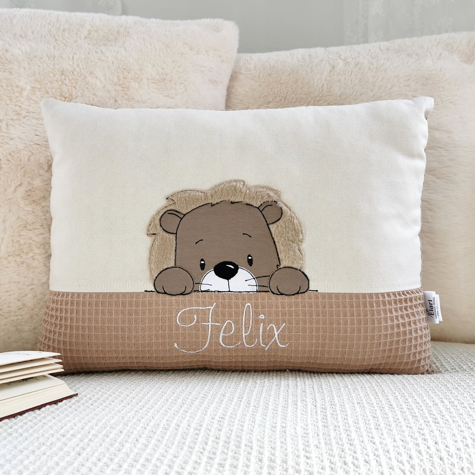 Namenskissen für Junge mit Löwe bestickt. Handgemachte Kuschelkissen mit Namen von Elari Handmade Design