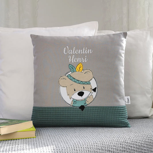 Personalisiertes Kinderkissen in deinen Lieblingsfarben. Namenskissen für Junge mit runden Bär Motiv bestickt. Handgemachte Kuschelkissen mit Namen von Elari Handmade Design