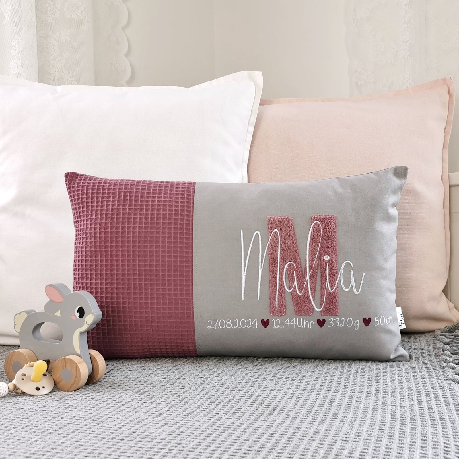 Personalisiertes Babykissen in vielen Größen und deinen Lieblingsfarben. Geburtskissen mit Namen und Geburtsdaten, Größe, Gewicht, einem großen und kuscheligen Buchstaben aus Frotteestoff bestickt, für Mädchen oder Junge. Namenskissen Baby, das perfekte Geschenk zur Geburt