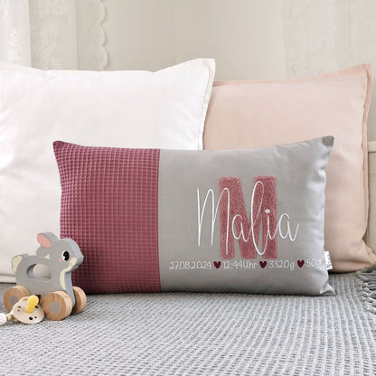 Personalisiertes Babykissen in vielen Größen und deinen Lieblingsfarben. Geburtskissen mit Namen und Geburtsdaten, Größe, Gewicht, einem großen und kuscheligen Buchstaben aus Frotteestoff bestickt, für Mädchen oder Junge. Namenskissen Baby, das perfekte Geschenk zur Geburt