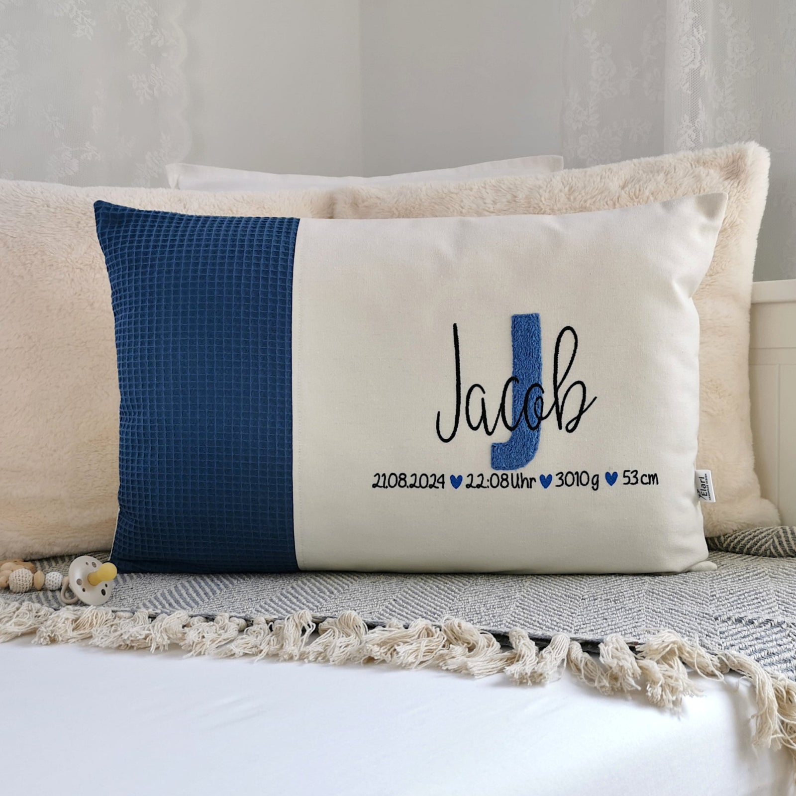 Geburtskissen in vielen Kissenbezug Größen und deinen Lieblingsfarben. Babykissen mit Namen und Geburtsdaten, Größe, Gewicht, einem großen und kuscheligen Buchstaben aus Frotteestoff bestickt, für Mädchen oder Junge. Namenskissen Baby, das perfekte personalisierte Geschenk zur Geburt