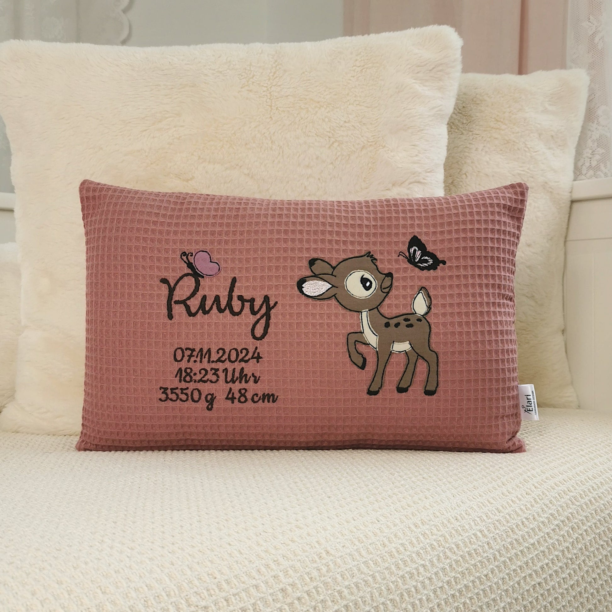 Geburtskissen aus Waffelpique mit Namen, Geburtsdaten und einem Rehkitz Motiv mit Schmetterlingen bestickt. Gestaltet in den Lieblingsfarben. Handgemachte Babykissen mit Namen von Elari Handmade Design