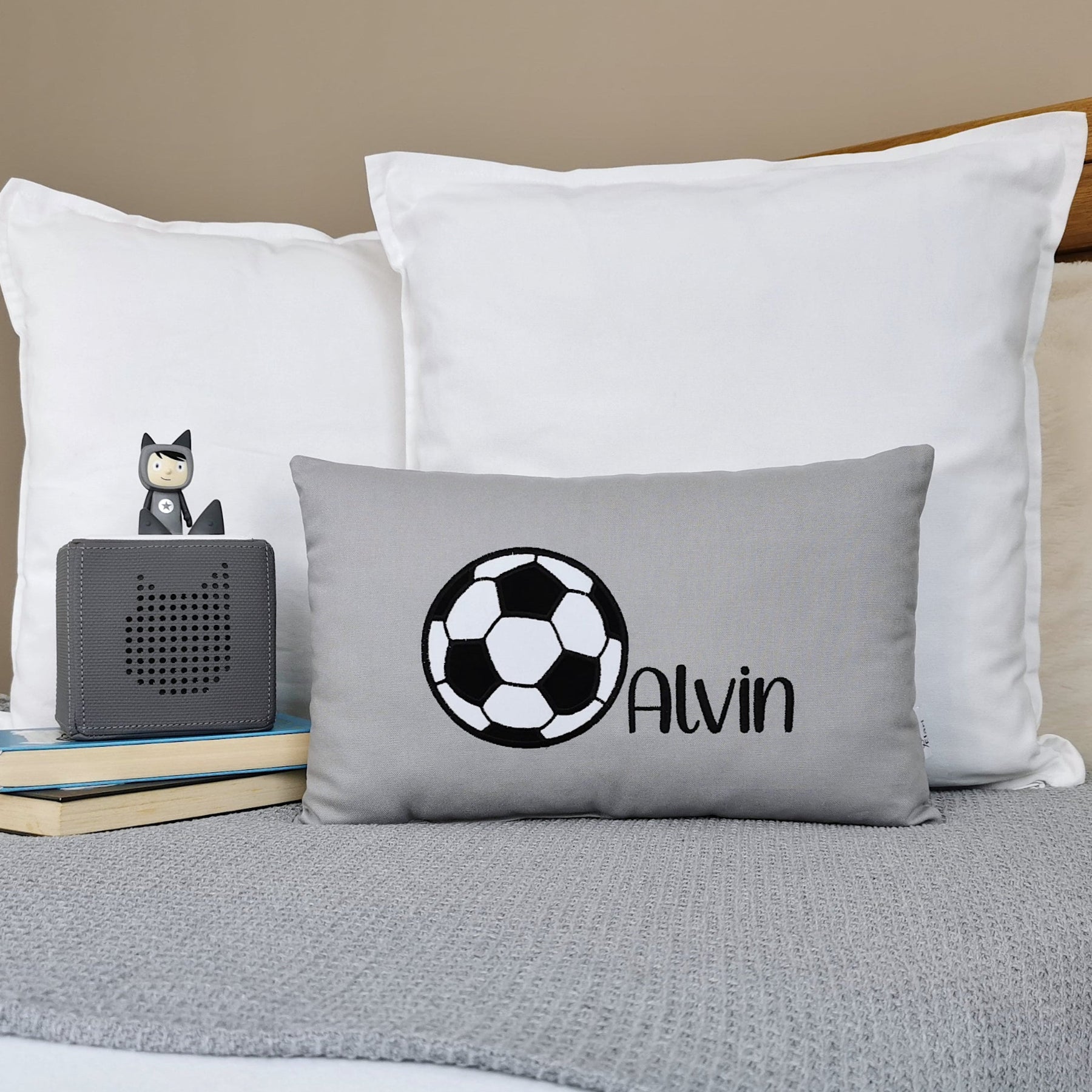 Personalisiertes Fussball Kissen in deinen Lieblingsfarben. Namenskissen für Junge mit Fussball Motiv bestickt. Handgemachte Fussball Kissen mit Namen von Elari Handmade Design