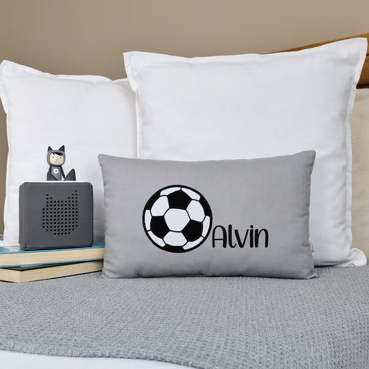 Personalisiertes Fussball Kissen in deinen Lieblingsfarben. Namenskissen für Junge mit Fussball Motiv bestickt. Handgemachte Fussball Kissen mit Namen von Elari Handmade Design