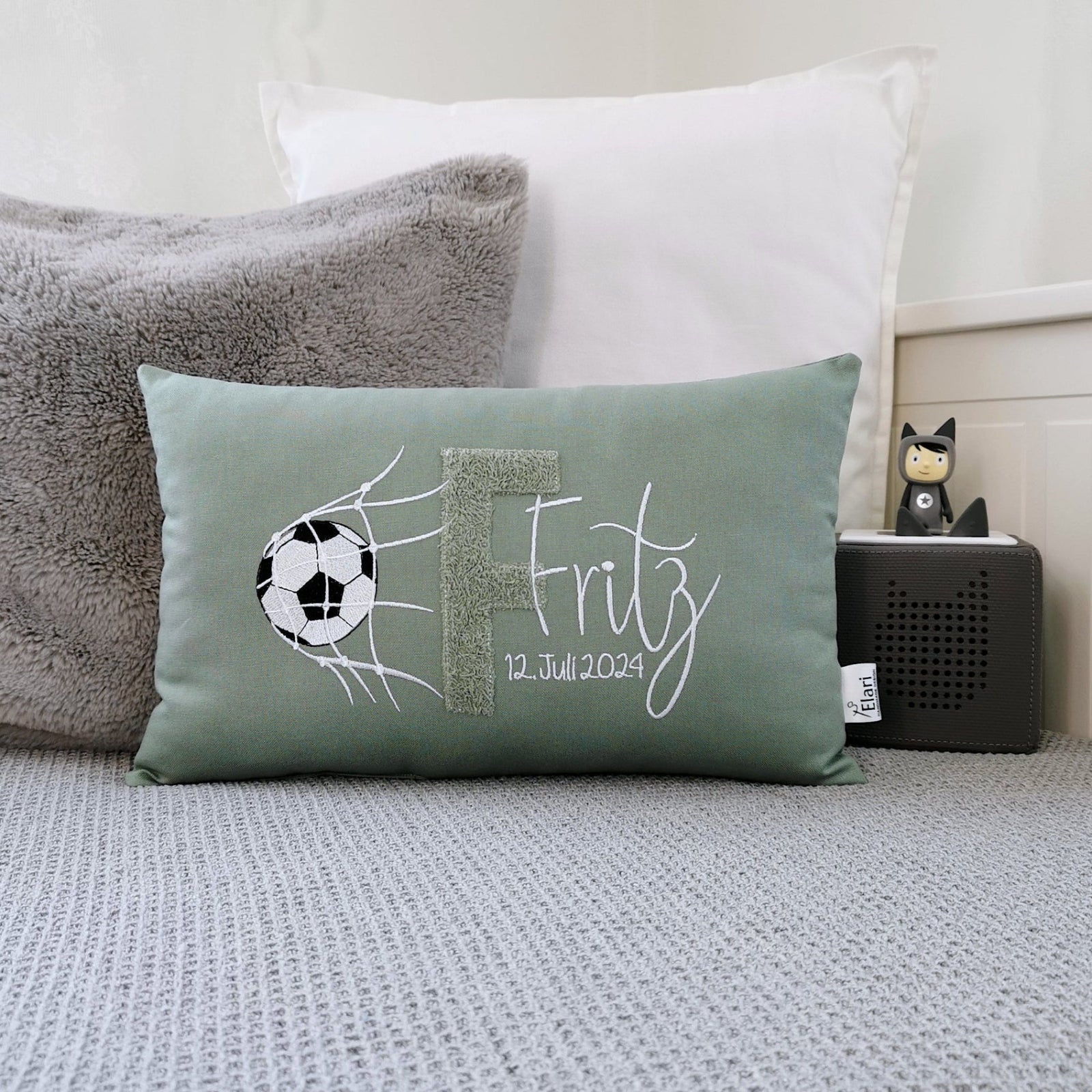 Personalisiertes Fussball Kissen in deinen Lieblingsfarben. Namenskissen für Junge mit Fussball Motiv bestickt. Handgemachte Fussball Kissen mit Namen von Elari Handmade Design