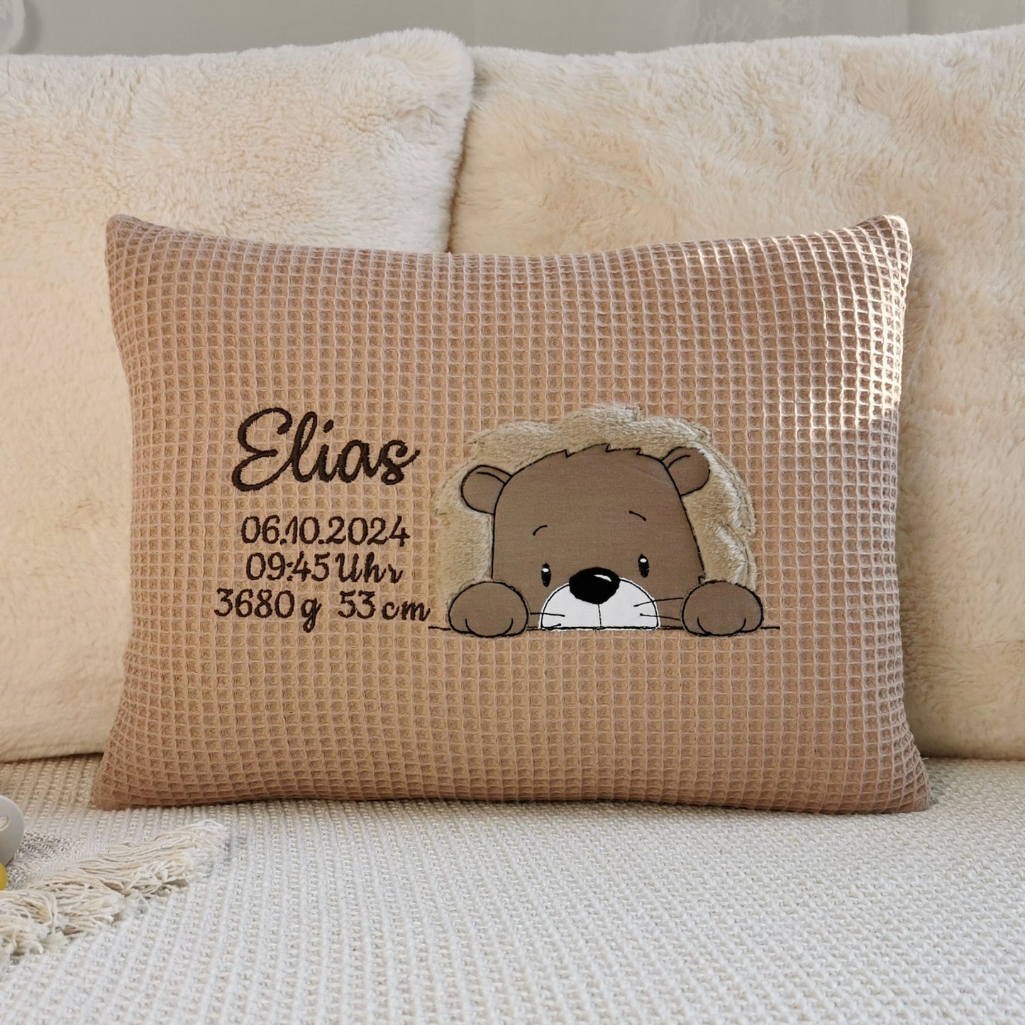 Babykissen mit Namen und Geburtsdaten in deinen Lieblingsfarben. Kuschelkissen für Junge mit Namen und Loewe Motiv bestickt. Geburtskissen mit Größe und Gewicht. Handgemachte Geburtskissen von Elari Handmade Design