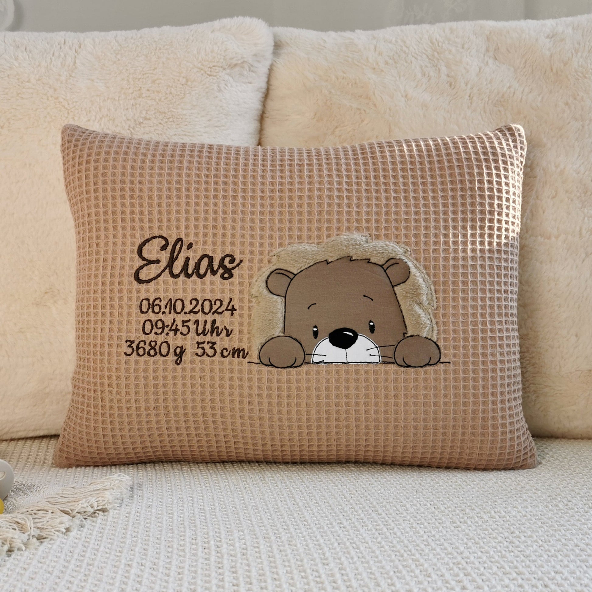 Babykissen mit Namen und Geburtsdaten in deinen Lieblingsfarben. Kuschelkissen für Junge mit Namen und Loewe Motiv bestickt. Geburtskissen mit Größe und Gewicht. Handgemachte Geburtskissen von Elari Handmade Design