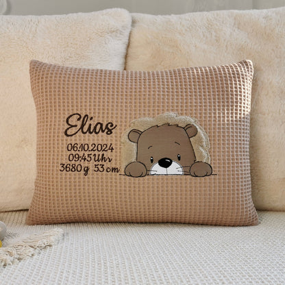 Babykissen mit Namen und Geburtsdaten in deinen Lieblingsfarben. Kuschelkissen für Junge mit Namen und Loewe Motiv bestickt. Geburtskissen mit Größe und Gewicht. Handgemachte Geburtskissen von Elari Handmade Design