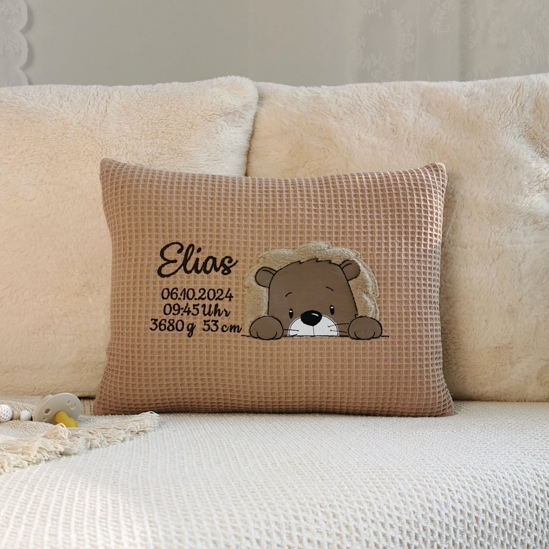 Babykissen mit Namen und Geburtsdaten in deinen Lieblingsfarben. Kuschelkissen für Junge mit Namen und Loewe Motiv bestickt. Geburtskissen mit Größe und Gewicht. Handgemachte Kuschelkissen von Elari Handmade Design