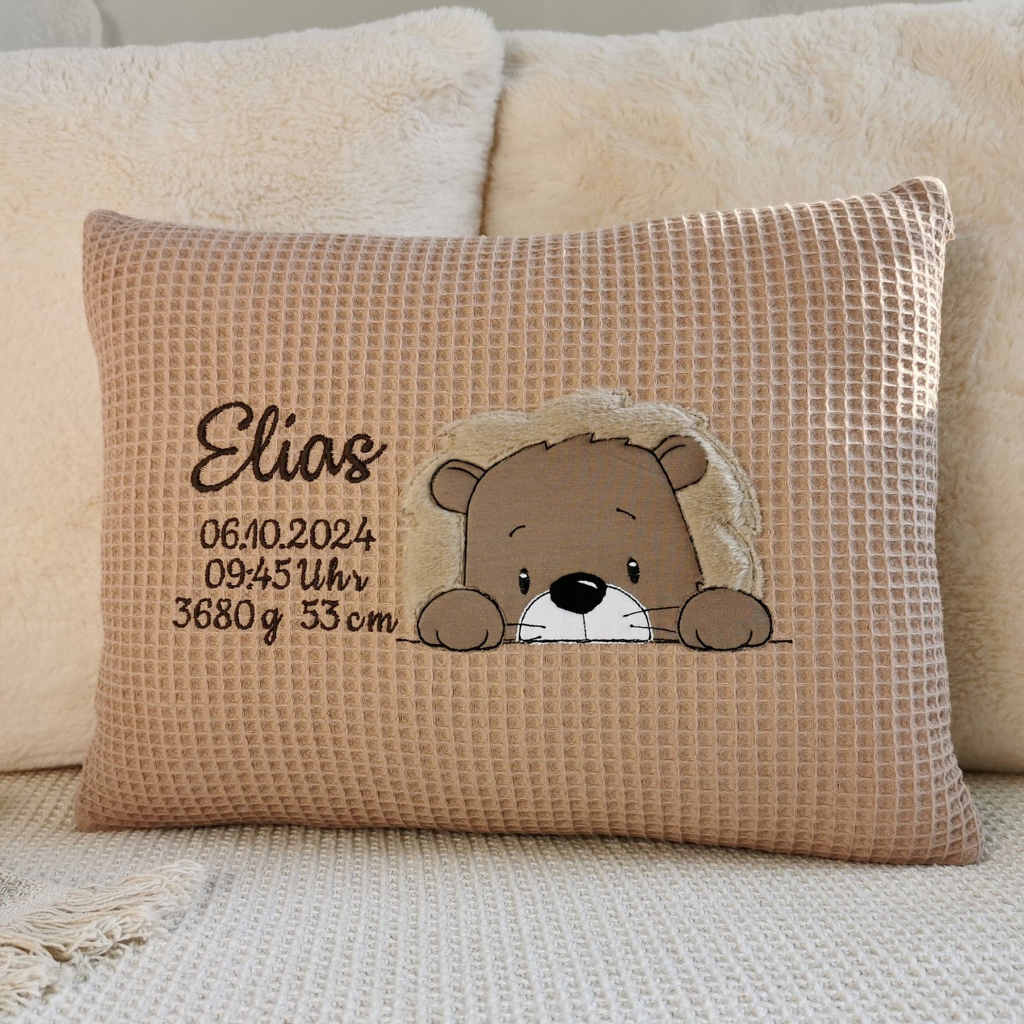 Babykissen mit Namen und Geburtsdaten in deinen Lieblingsfarben. Kuschelkissen für Junge mit Namen und Loewe Motiv bestickt. Geburtskissen mit Größe und Gewicht. Handgemachte Kuschelkissen von Elari Handmade Design
