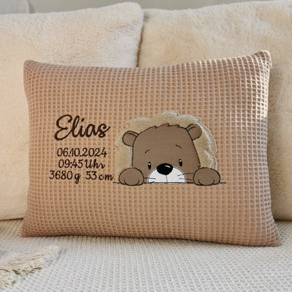 Babykissen mit Namen und Geburtsdaten in deinen Lieblingsfarben. Kuschelkissen für Junge mit Namen und Loewe Motiv bestickt. Geburtskissen mit Größe und Gewicht. Handgemachte Kuschelkissen von Elari Handmade Design