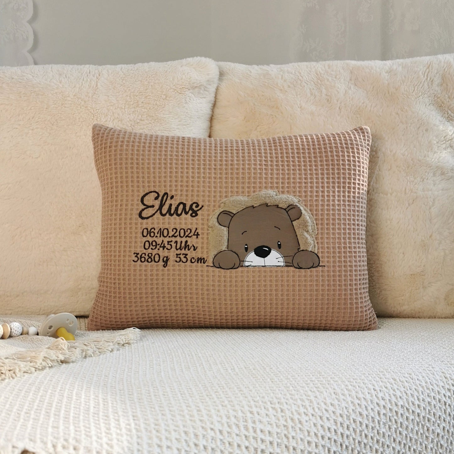 Babykissen mit Namen und Geburtsdaten in deinen Lieblingsfarben. Kuschelkissen für Junge mit Namen und Loewe Motiv bestickt. Geburtskissen mit Größe und Gewicht. Handgemachte Geburtskissen von Elari Handmade Design