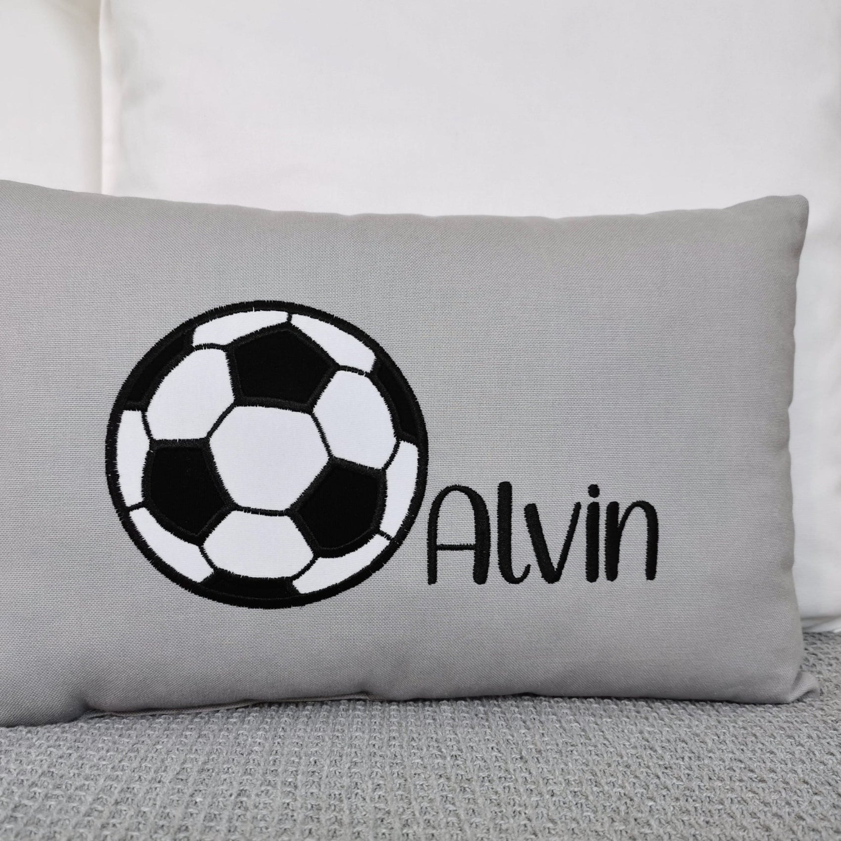 Personalisiertes Fussball Kissen in deinen Lieblingsfarben gestaltet. Namenskissen für Junge mit Fussball Motiv bestickt. Handgemachte Fussball Kissen mit Namen von Elari Handmade Design