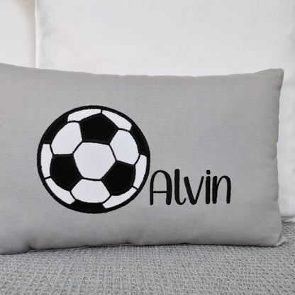 Personalisiertes Fussball Kissen in deinen Lieblingsfarben gestaltet. Namenskissen für Junge mit Fussball Motiv bestickt. Handgemachte Fussball Kissen mit Namen von Elari Handmade Design